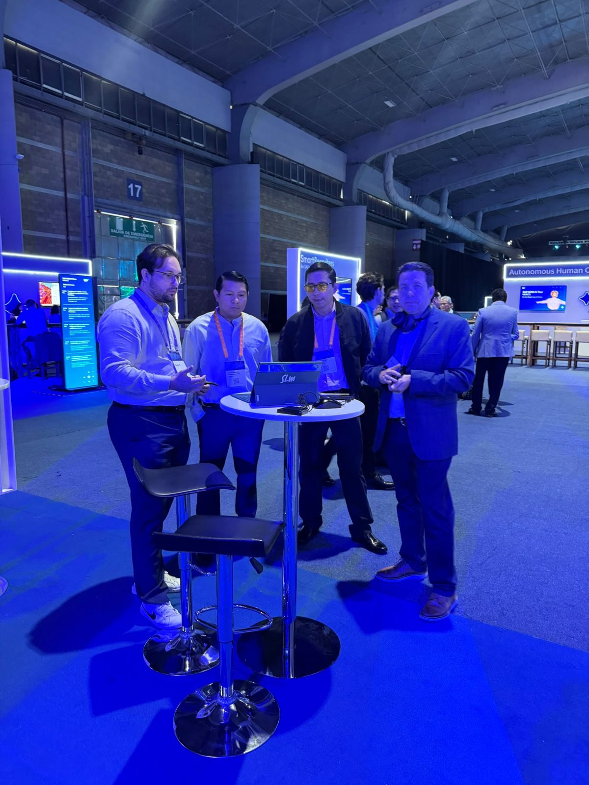 Demostración de Aliee para SAP Business One a visitantes en el stand de Nubo IT