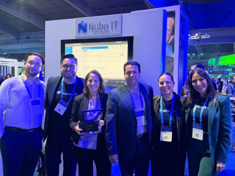 Equipo de Nubo IT en su stand de SAP NOW con un reconocimiento y la aplicación de Aliee en pantalla